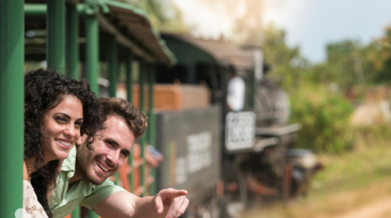 deux personnes souriant dans un train